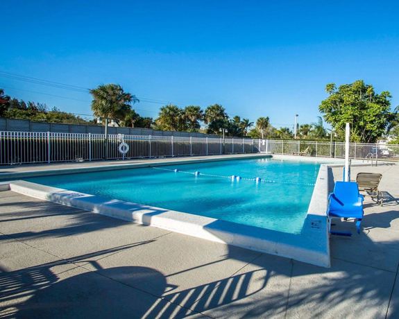 Imagen de la piscina del Hotel Quality Inn Downtown Stuart. Foto 17