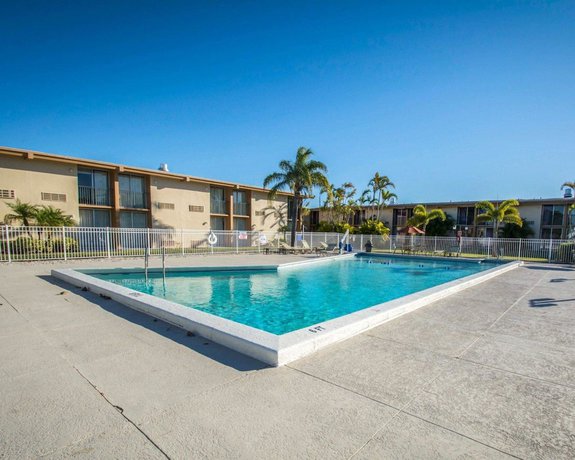 Imagen de la piscina del Hotel Quality Inn Downtown Stuart. Foto 18