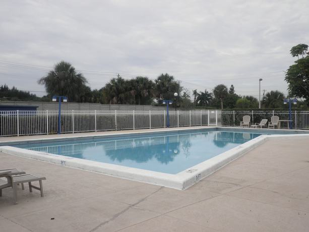 Imagen de la piscina del Hotel Quality Inn Downtown Stuart. Foto 20