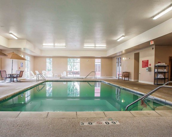 Imagen de la piscina del Hotel Quality Inn Fort Dodge. Foto 20
