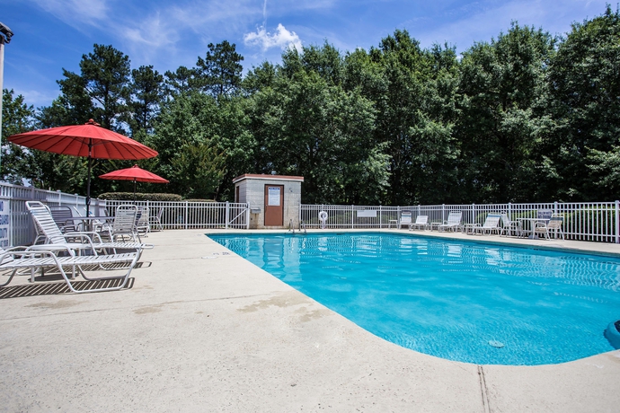 Imagen de la piscina del Hotel Quality Inn Fort Jackson. Foto 15