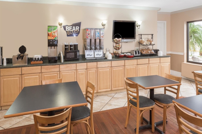 Imagen del bar/restaurante del Hotel Quality Inn Fort Myers Cape Coral. Foto 3