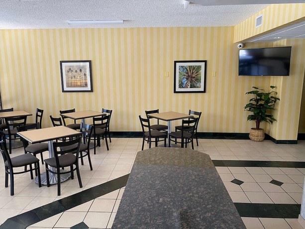 Imagen del bar/restaurante del Hotel Quality Inn Fort Pierce I-95. Foto 2