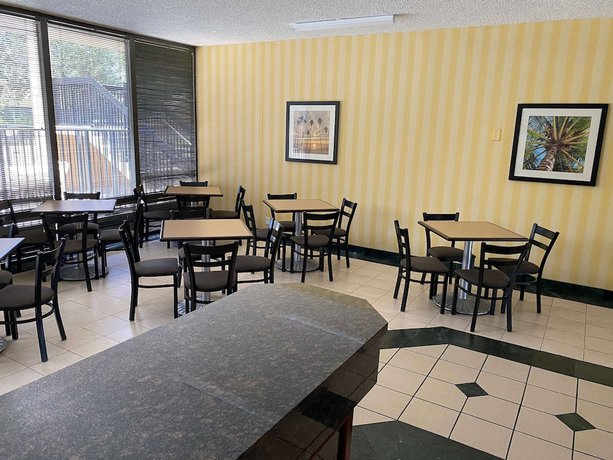 Imagen del bar/restaurante del Hotel Quality Inn Fort Pierce I-95. Foto 3