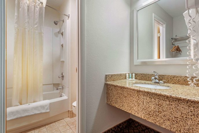 Imagen de la habitación del Hotel Quality Inn Fort Wayne. Foto 9