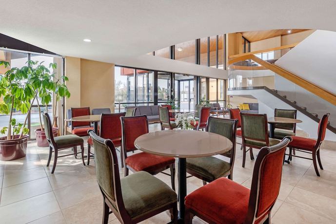 Imagen del bar/restaurante del Hotel Quality Inn Fort Wayne. Foto 5