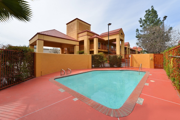 Imagen de la piscina del Hotel Quality Inn Fresno Near University. Foto 15