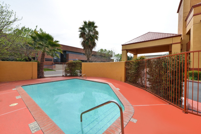 Imagen de la piscina del Hotel Quality Inn Fresno Near University. Foto 16