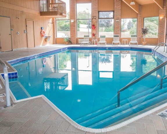 Imagen de la piscina del Hotel Quality Inn Grand Rapids North. Foto 18