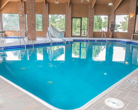 Imagen de la piscina del Hotel Quality Inn Grand Rapids North. Foto 19