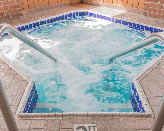 Imagen de la piscina del Hotel Quality Inn Grand Rapids North. Foto 20