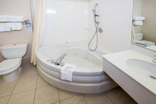 Imagen de la habitación del Hotel Quality Inn Grand Suites Bellingham. Foto 16