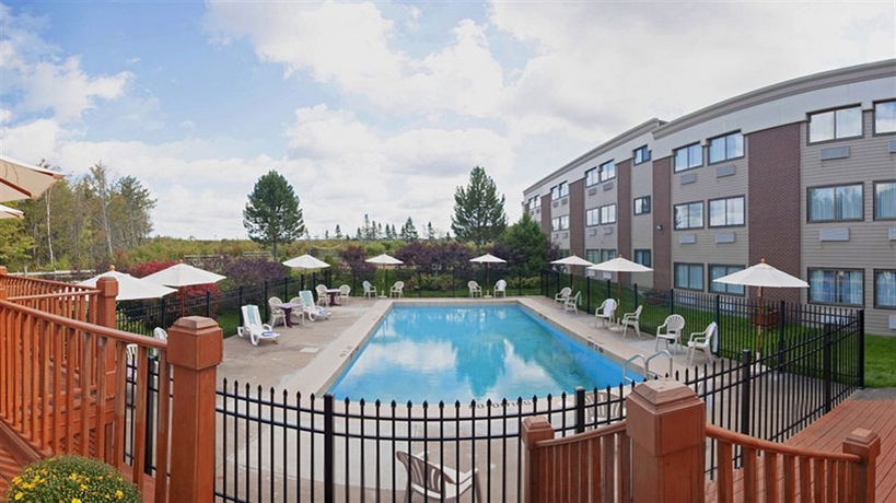 Imagen de la piscina del Hotel Quality Inn Halifax Airport. Foto 6