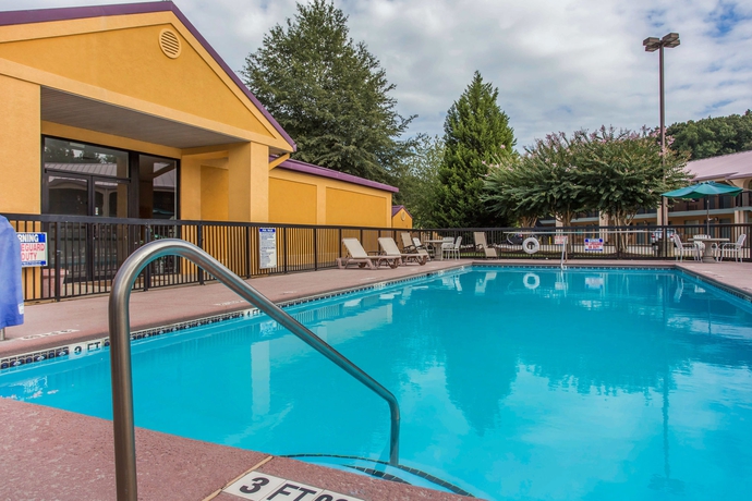 Imagen de la piscina del Hotel Quality Inn, Kennesaw. Foto 15