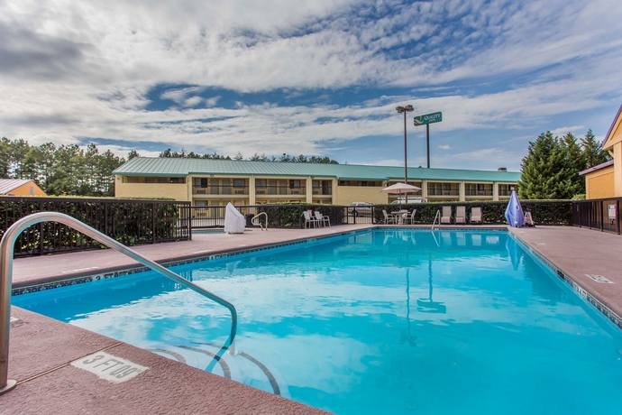Imagen de la piscina del Hotel Quality Inn, Kennesaw. Foto 16