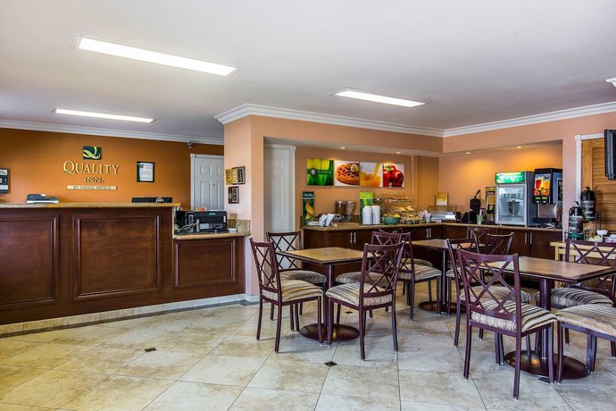 Imagen de los interiores del Hotel Quality Inn Lake Elsinore I-15. Foto 18