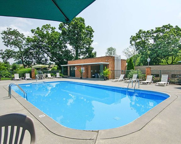Imagen de la piscina del Hotel Quality Inn Lewisburg. Foto 20