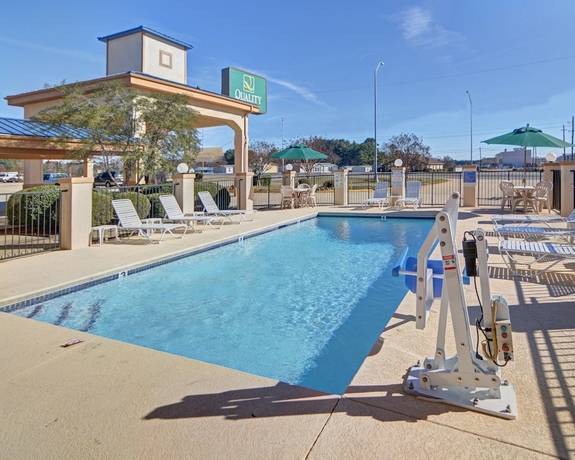 Imagen de la piscina del Hotel Quality Inn Marshall. Foto 19