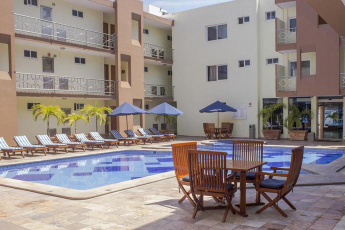 Imagen de la piscina del Hotel Quality Inn Mazatlan. Foto 4