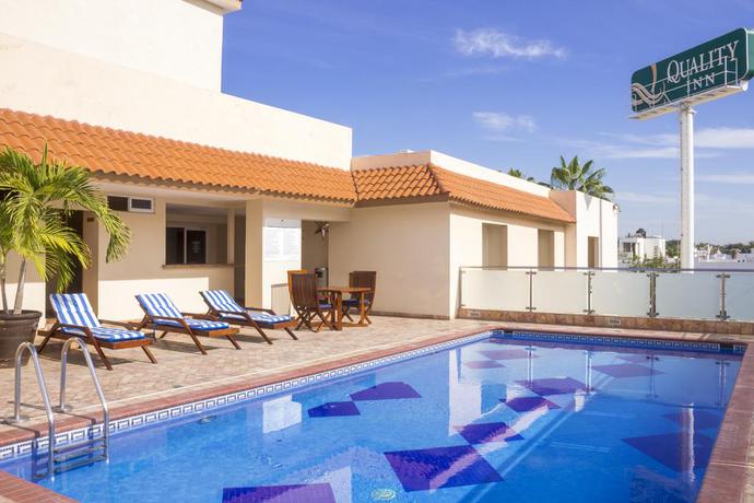 Imagen de la piscina del Hotel Quality Inn Mazatlan. Foto 5