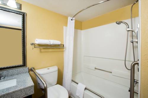 Imagen de la habitación del Hotel Quality Inn Merriam Kansas City. Foto 3