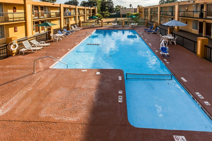 Imagen de la piscina del Hotel Quality Inn Midtown. Foto 9