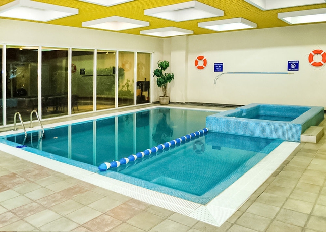 Imagen de la piscina del Hotel Quality Inn Monterrey La Fe. Foto 16