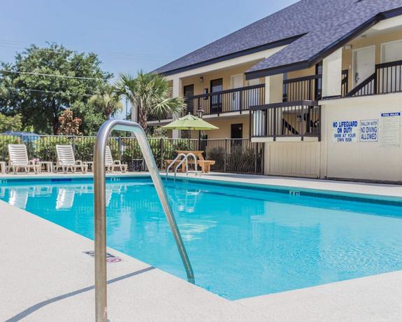Imagen de la piscina del Hotel Quality Inn Mt. Pleasant - Charleston. Foto 20