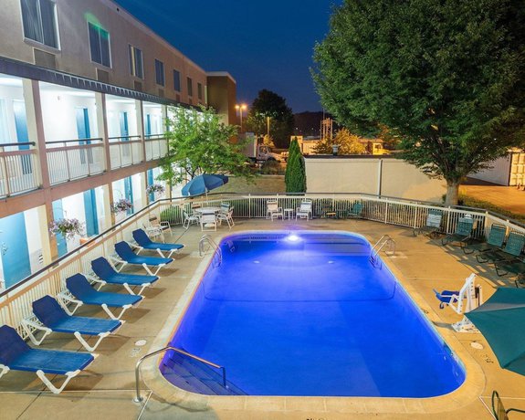 Imagen de la piscina del Hotel Quality Inn, Newark. Foto 19