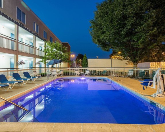 Imagen de la piscina del Hotel Quality Inn, Newark. Foto 20