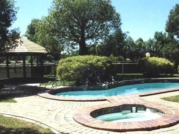 Imagen de la piscina del Hotel Quality Inn Overlander Homestead. Foto 12