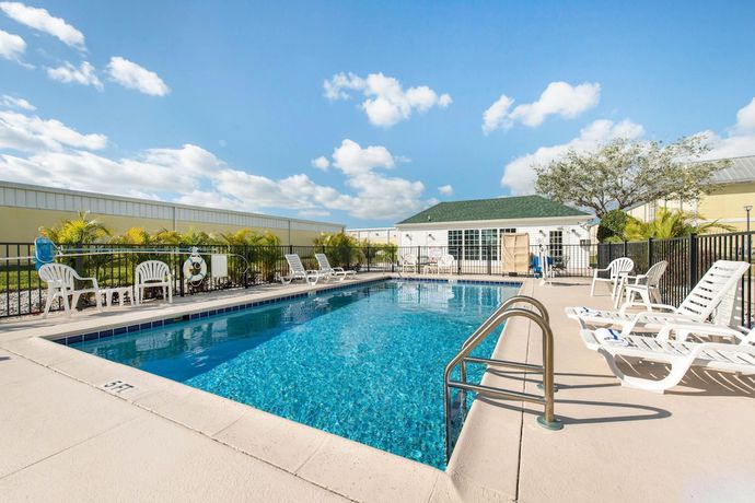 Imagen de la piscina del Hotel Quality Inn Palm Bay - Melbourne I-95. Foto 20