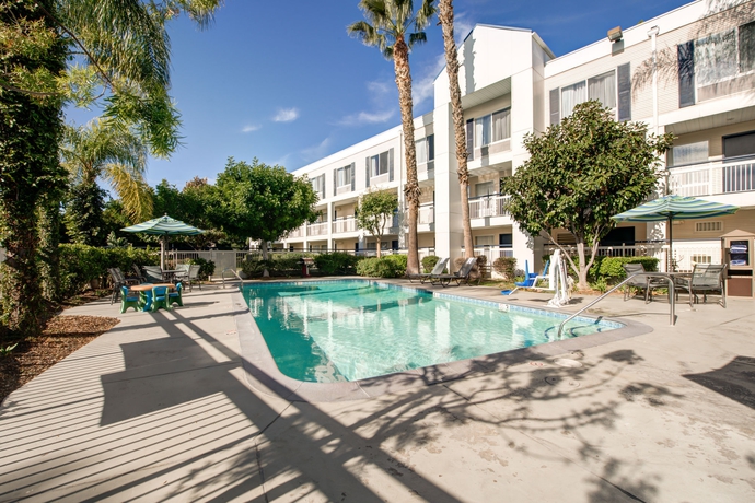 Imagen de la piscina del Hotel Quality Inn Placentia Anaheim Fullerton. Foto 16