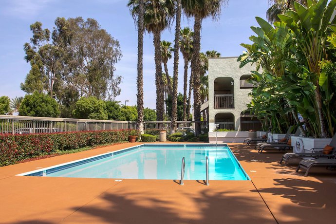 Imagen de la piscina del Hotel Quality Inn Riverside near UCR and Downtown. Foto 19