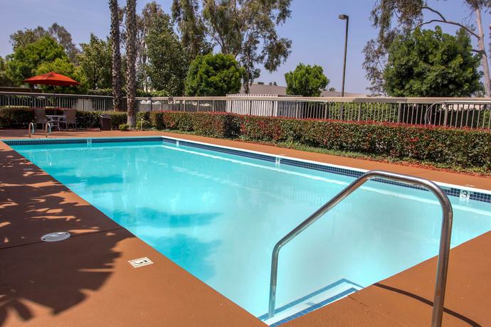 Imagen de la piscina del Hotel Quality Inn Riverside near UCR and Downtown. Foto 20