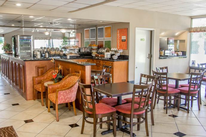 Imagen del bar/restaurante del Hotel Quality Inn Riverside near UCR and Downtown. Foto 2