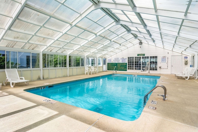 Imagen de la piscina del Hotel Quality Inn Rome. Foto 19