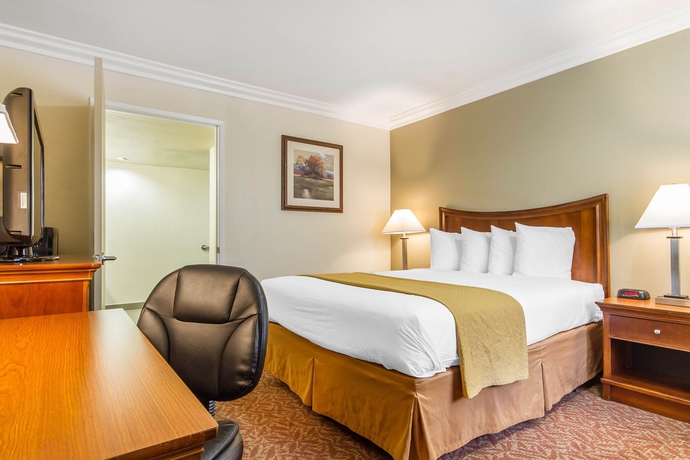 Imagen de la piscina del Hotel Quality Inn Sacramento Convention Center. Foto 16