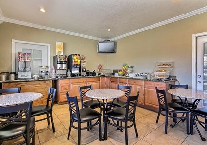 Imagen del bar/restaurante del Hotel Quality Inn Santa Cruz. Foto 2