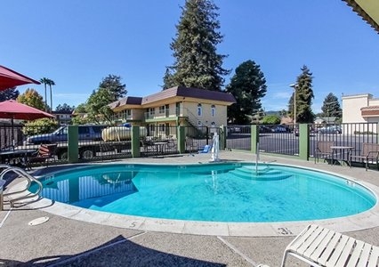 Imagen de la piscina del Hotel Quality Inn Santa Cruz. Foto 6