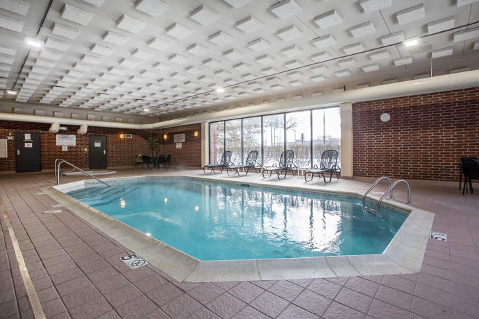 Imagen de la piscina del Hotel Quality Inn Schaumburg - Chicago Near The Mall. Foto 16