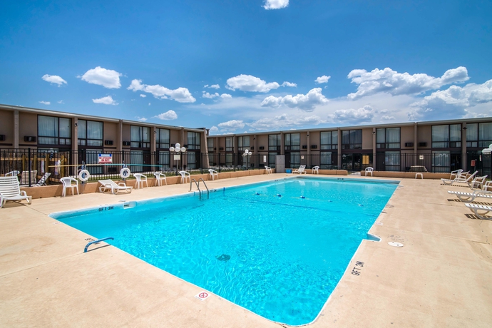 Imagen de la piscina del Hotel Quality Inn Taos. Foto 13