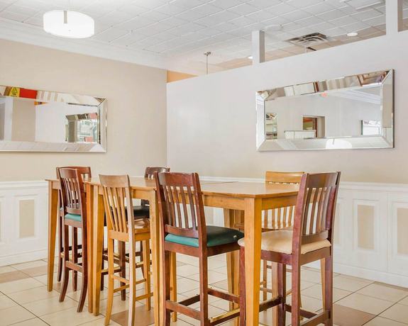 Imagen de la habitación del Hotel Quality Inn Toronto Airport. Foto 3