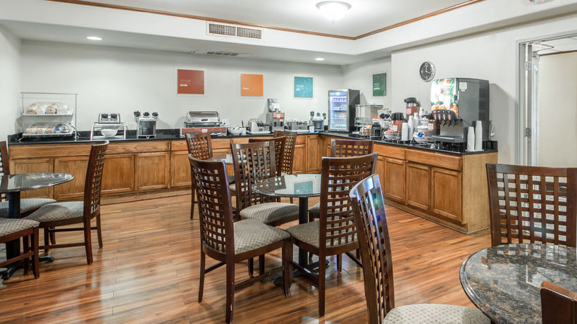 Imagen del bar/restaurante del Hotel Quality Inn Tulsa - Downtown West. Foto 2