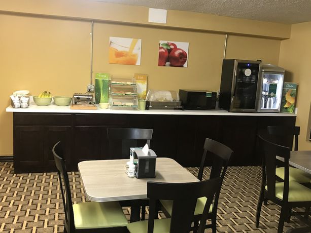 Imagen del bar/restaurante del Hotel Quality Inn, Vincennes. Foto 7