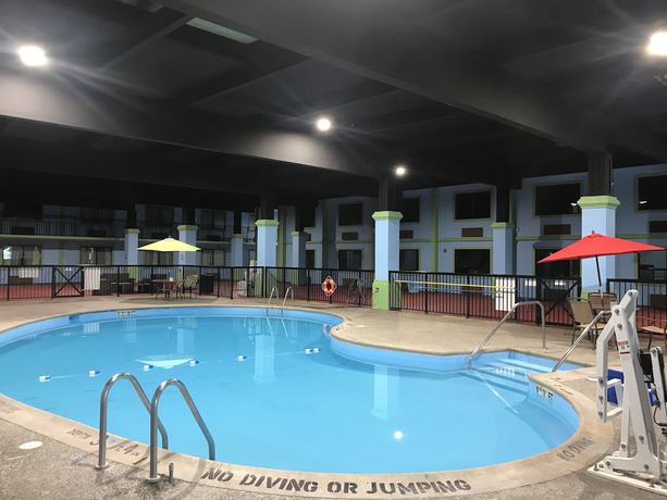 Imagen de la piscina del Hotel Quality Inn, Vincennes. Foto 18