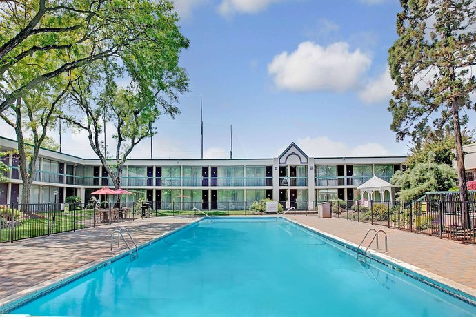 Imagen de la piscina del Hotel Quality Inn Wayne - Fairfield Area. Foto 19