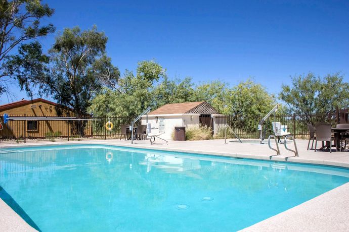 Imagen de la piscina del Hotel Quality Inn Wickenburg. Foto 19