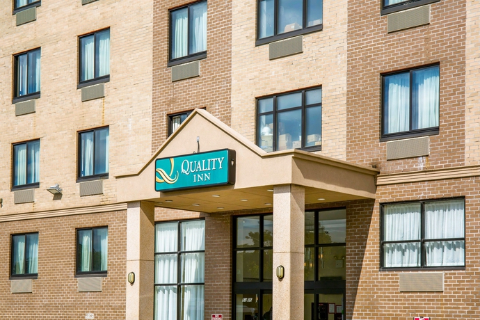 Imagen de los exteriores del Hotel Quality Inn Woodside Queens. Foto 9