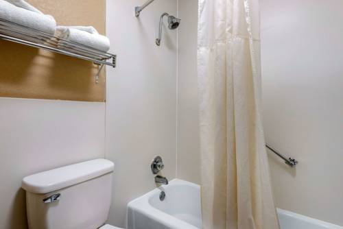 Imagen de la habitación del Hotel Quality Inn & Suites And Conference Center. Foto 3